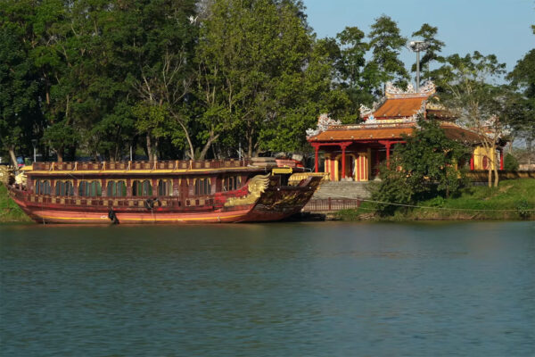 boat on huong river to visit thien mu pagoda