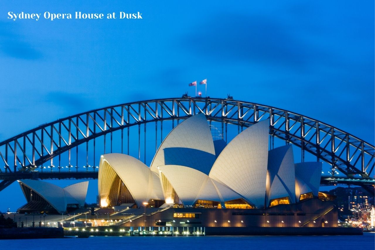 AUSTRALIA Sydney Opera House at Dusk