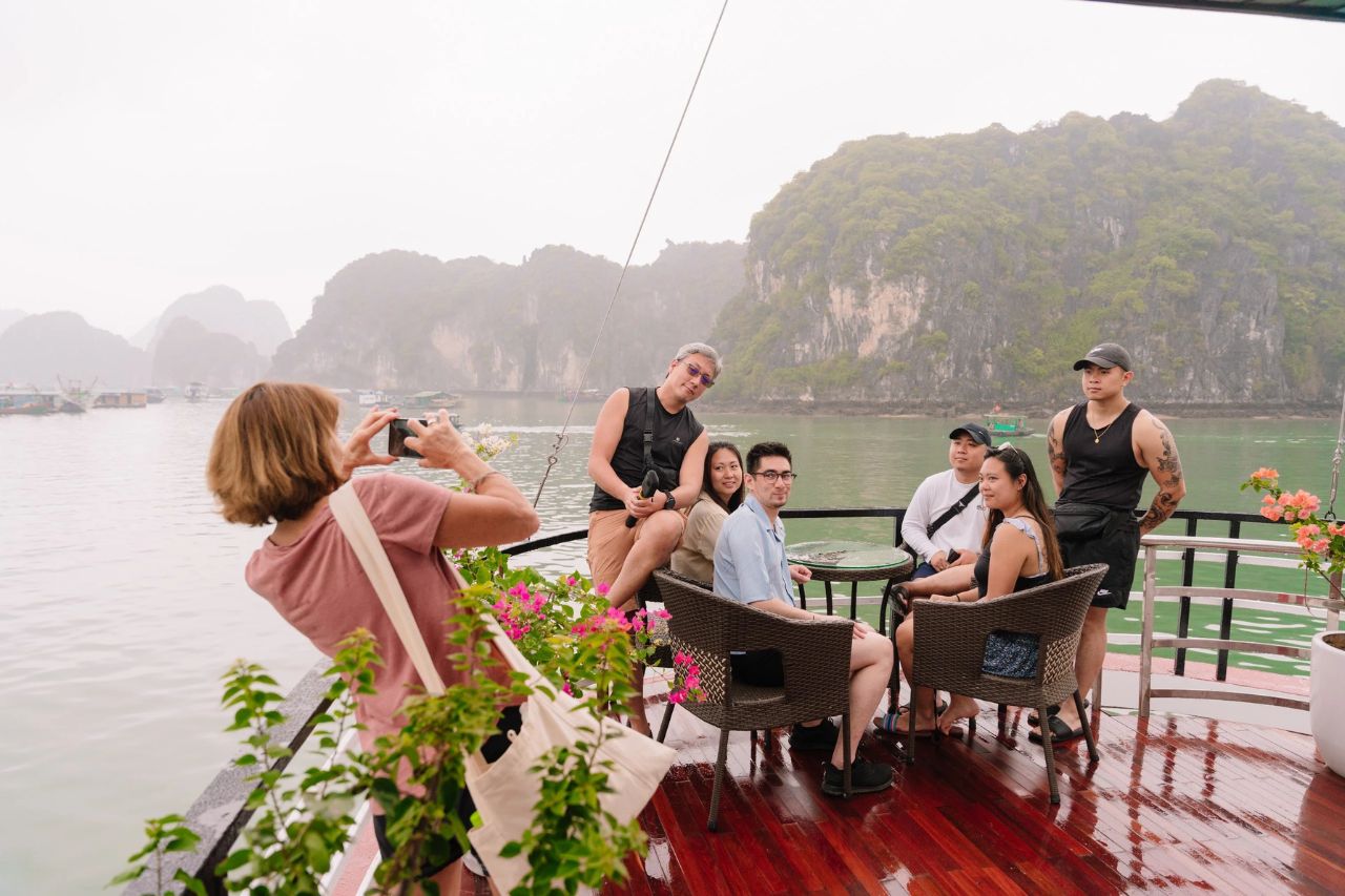 take photos from sundesk - halong bay cruise