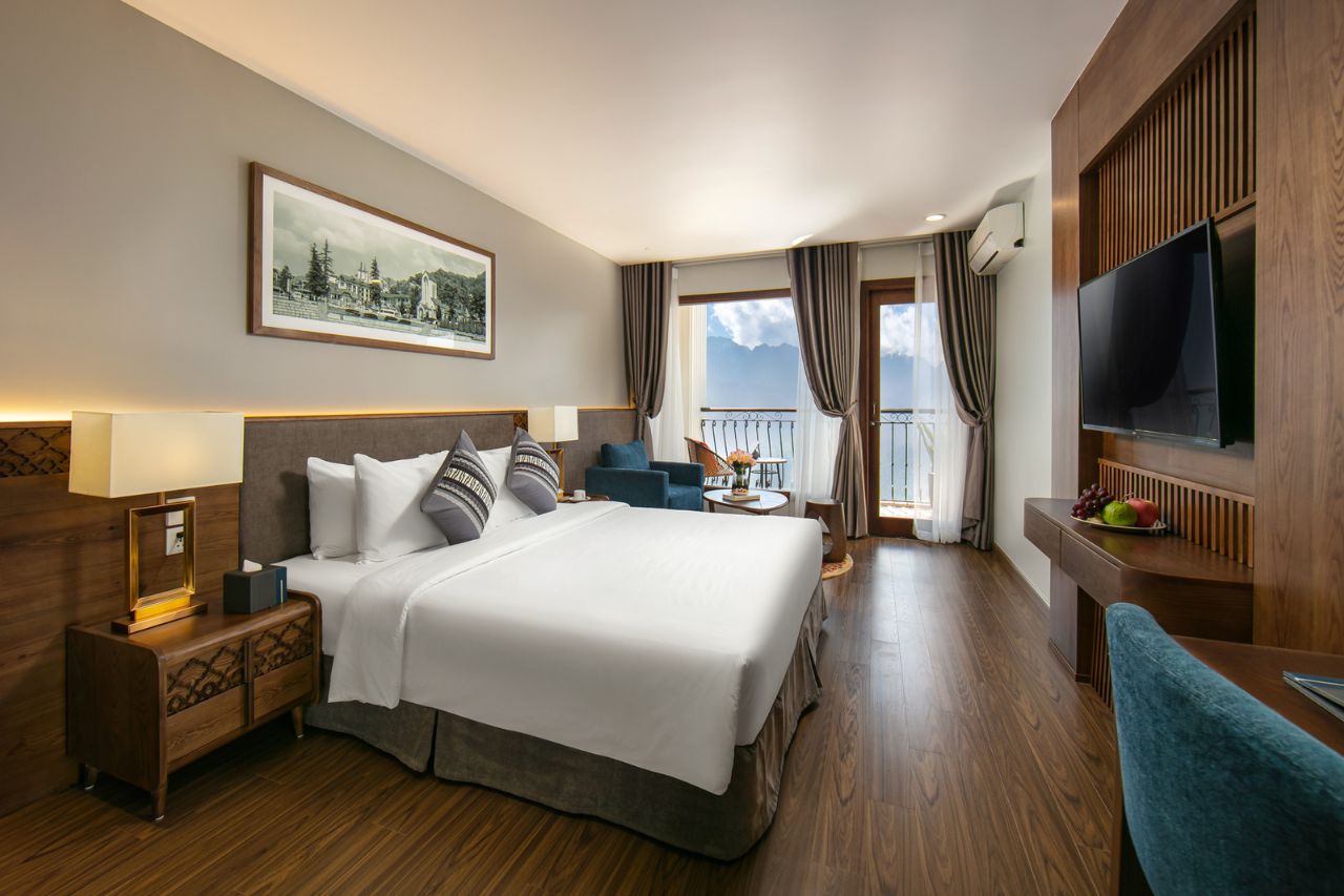 Grand Deluxe Balcony Mountain View - DeLaSol Sapa Hotel